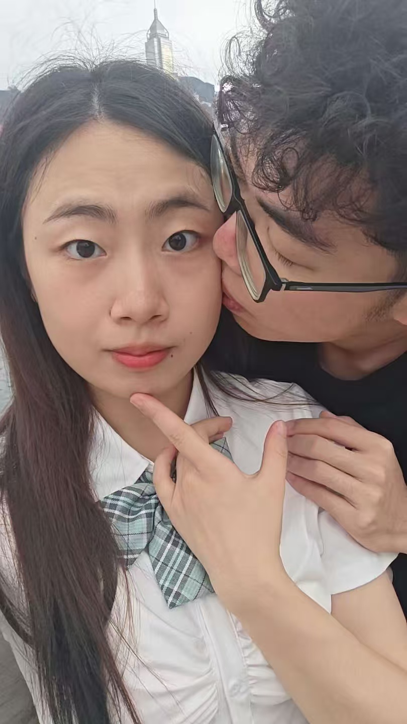 亲吻她的脸颊